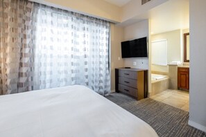 1 Schlafzimmer, Zimmersafe, Schreibtisch, Bügeleisen/Bügelbrett