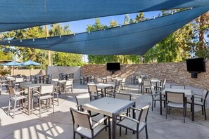Outdoor dining - Palm Desert | Desert Oasis | Golf & Resort Pool (Palm Desert)