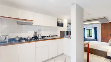 Frigorífico, microondas, placa de cocina y cafetera o tetera