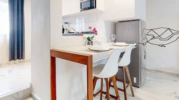 Geladeira, micro-ondas, cooktop, cafeteira/chaleira