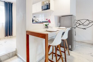 Refrigerador, microondas, parrilla de estufa y cafetera y tetera 