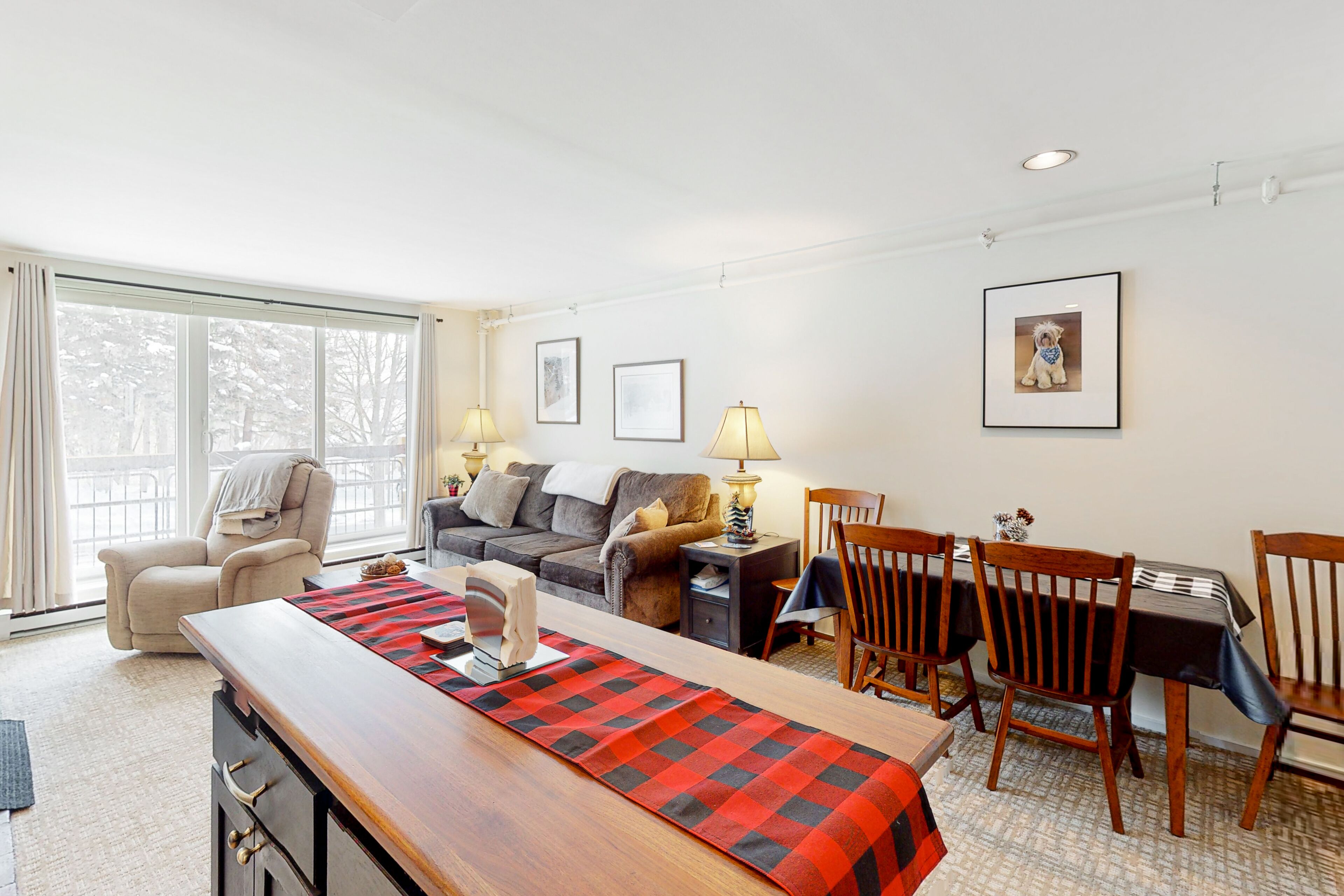 Newly remodeled condo with mountain view, ski locker, & fireplace - near lift