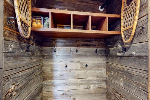 Convenient condo w/ mountain view, fireplace, near lift, ski locker, 1st floor