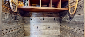 Convenient condo w/ mountain view, fireplace, near lift, ski locker, 1st floor