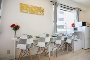 501 | 起居区 | 32-英寸纯平电视（配备有线频道）