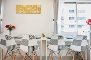 Habitación básica | Zona de estar | Televisión de pantalla plana de 32 pulgadas con canales por cable