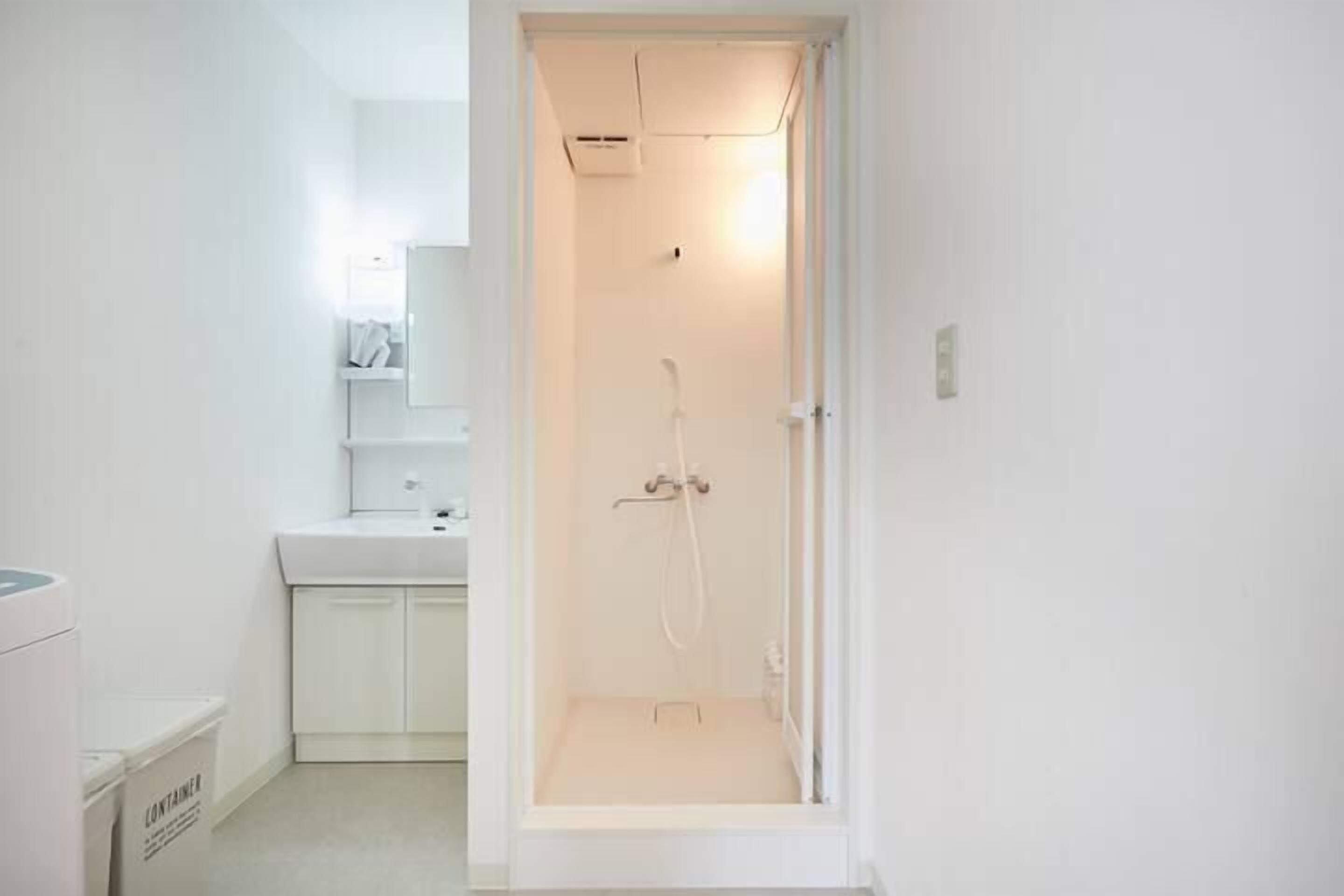 501 | Baño | Ducha y bañera combinadas y toallas