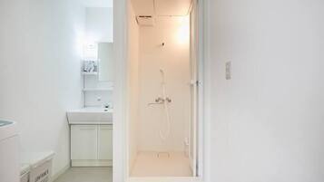 501 | Baño | Ducha y bañera combinadas y toallas