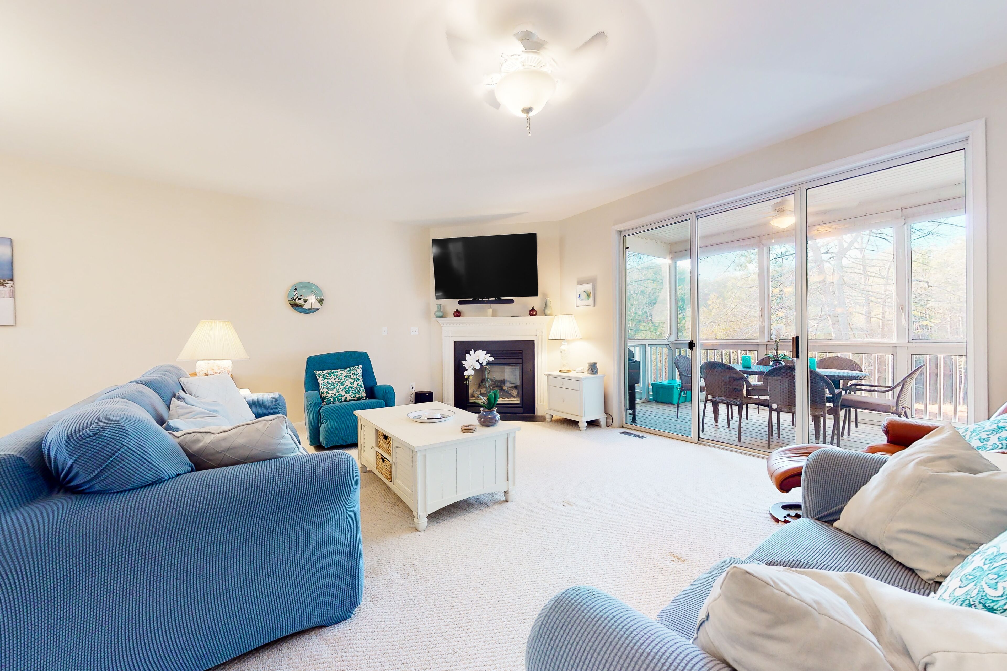 Serene townhome with pool, fireplace, tennis, & washer/dryer