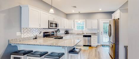 冷蔵庫、電子レンジ、オーブン、コンロ