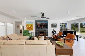 Smart-TV, Kamin, Arbeitsbereiche