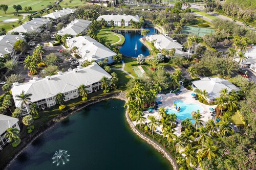 Ground floor condo with golf on-site, pool, tennis court - snowbird friendly