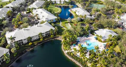 Ground floor condo with golf on-site, pool, tennis court - snowbird friendly