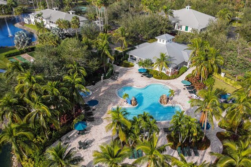 Ground floor condo with golf on-site, pool, tennis court - snowbird friendly