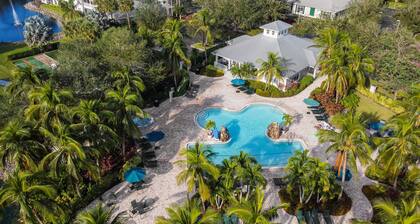 Ground floor condo with golf on-site, pool, tennis court - snowbird friendly