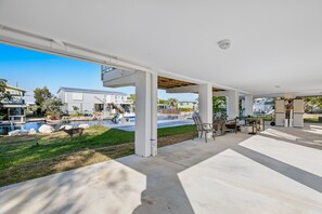 Outdoor dining - Beautiful waterfront home with central AC, dock, lovely balcony & patio (Big Pine Key)