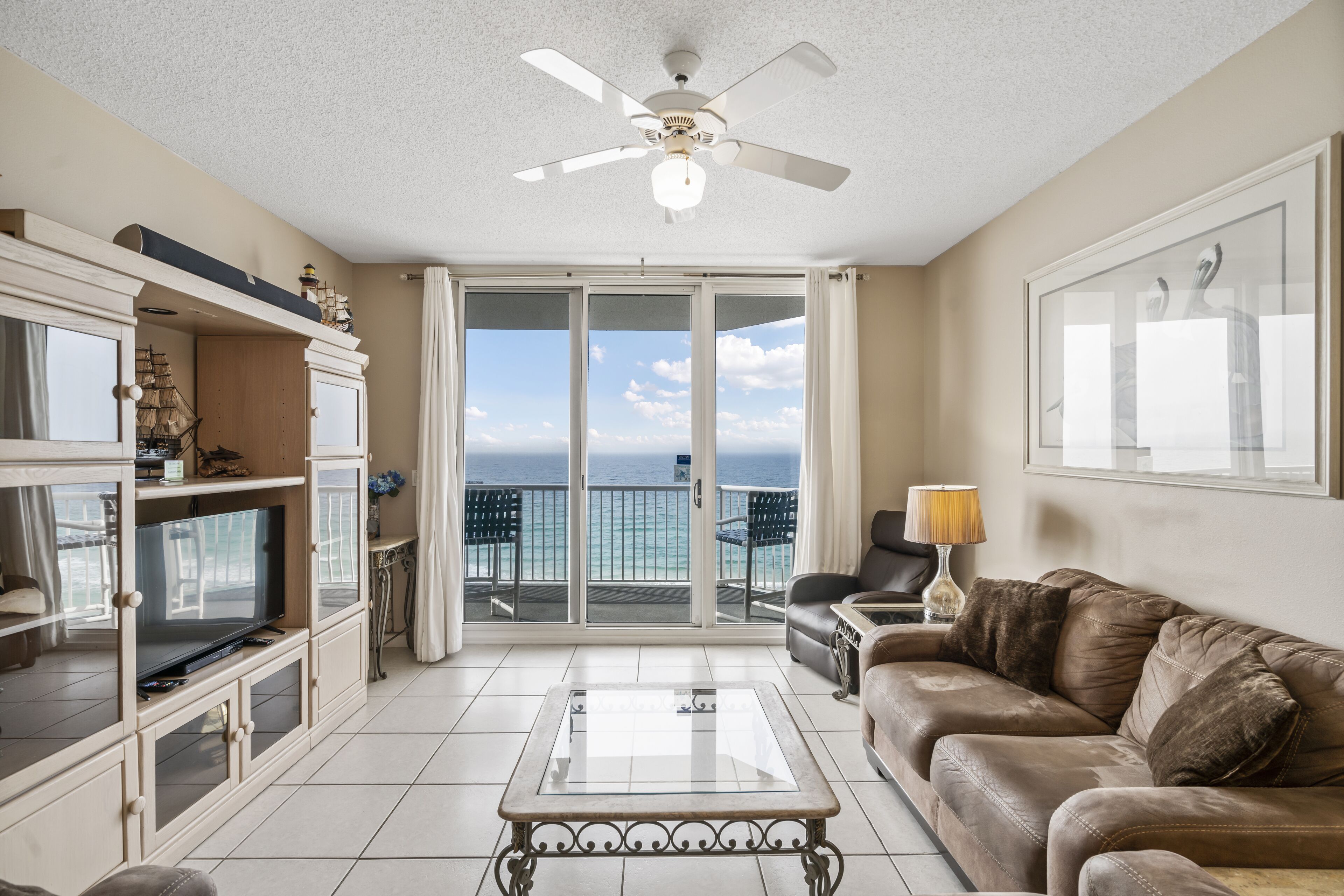 Smart TV, DVD player, books, stereo