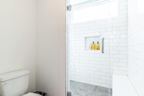 Ducha, artículos de higiene personal ecológicos y secador de pelo