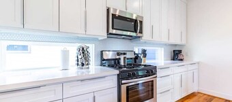 3BR Great Bungalow 1751! Medical Center, Stadiums!