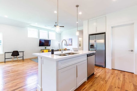 Interior. 3BR Great Bungalow 1751! Medical Center, Stadiums!