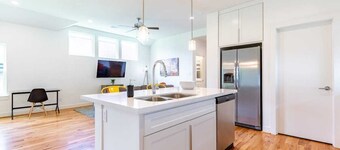 3BR Great Bungalow 1751! Medical Center, Stadiums!