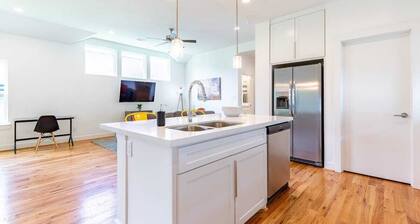 3BR Great Bungalow 1751! Medical Center, Stadiums!
