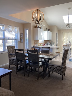Dining - A MEMORY MAKING TOWNHOME !!!! (North Topsail Beach)