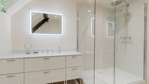 Bathtub, hair dryer, towels - Woodmancote Manor Cottage, near Cirencester - sleeps 6 guests in 3 bedrooms (Cirencester)