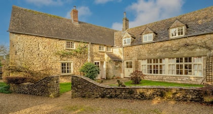 Woodmancote Manor Cottage, near Cirencester - sleeps 6 guests in 3 bedrooms