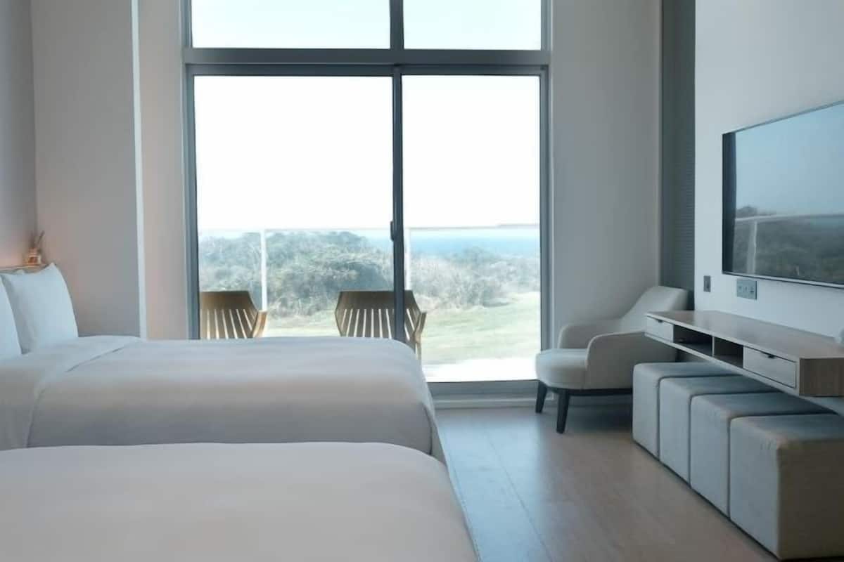 Premium bedding, free minibar, individually decorated, blackout curtains
