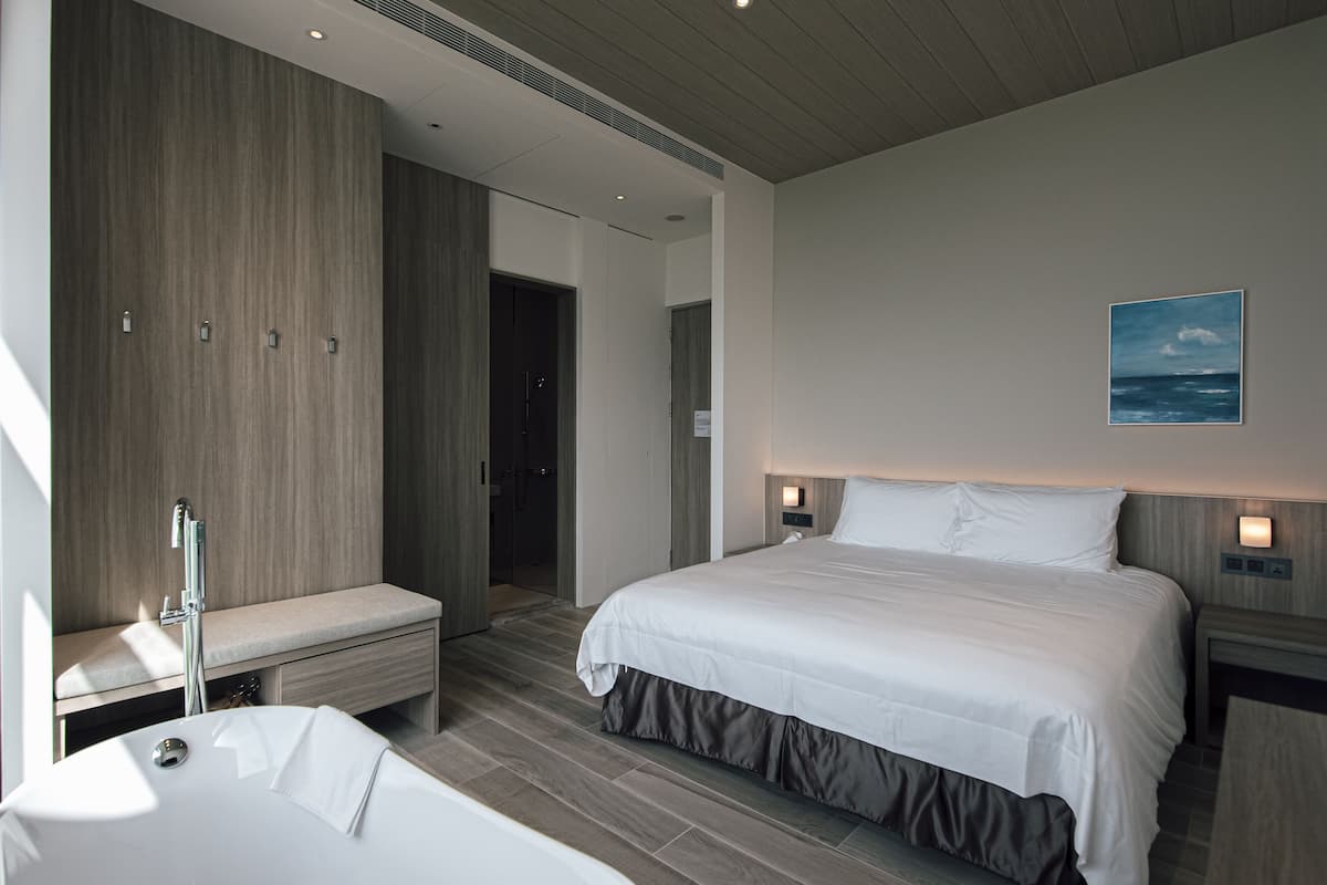 Classic Double Room, Bathtub, Ocean View (107)