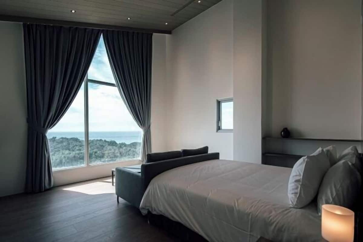 Premium bedding, free minibar, individually decorated, blackout curtains