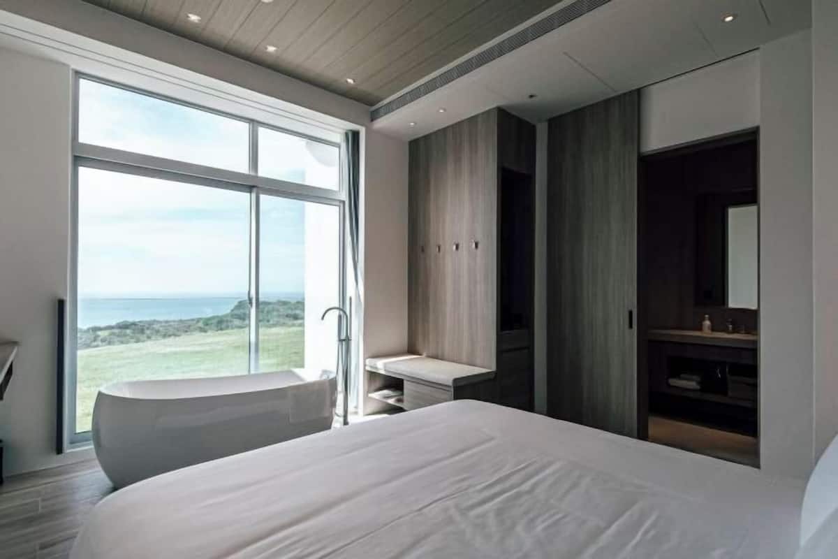 Premium bedding, free minibar, individually decorated, blackout curtains