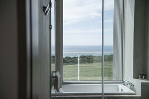 Superior Double Room, Balcony, Sea View (108.109) | Bathroom | Separate tub and shower, hair dryer, slippers, towels - Sunlight on the peninsula (Hengchun)