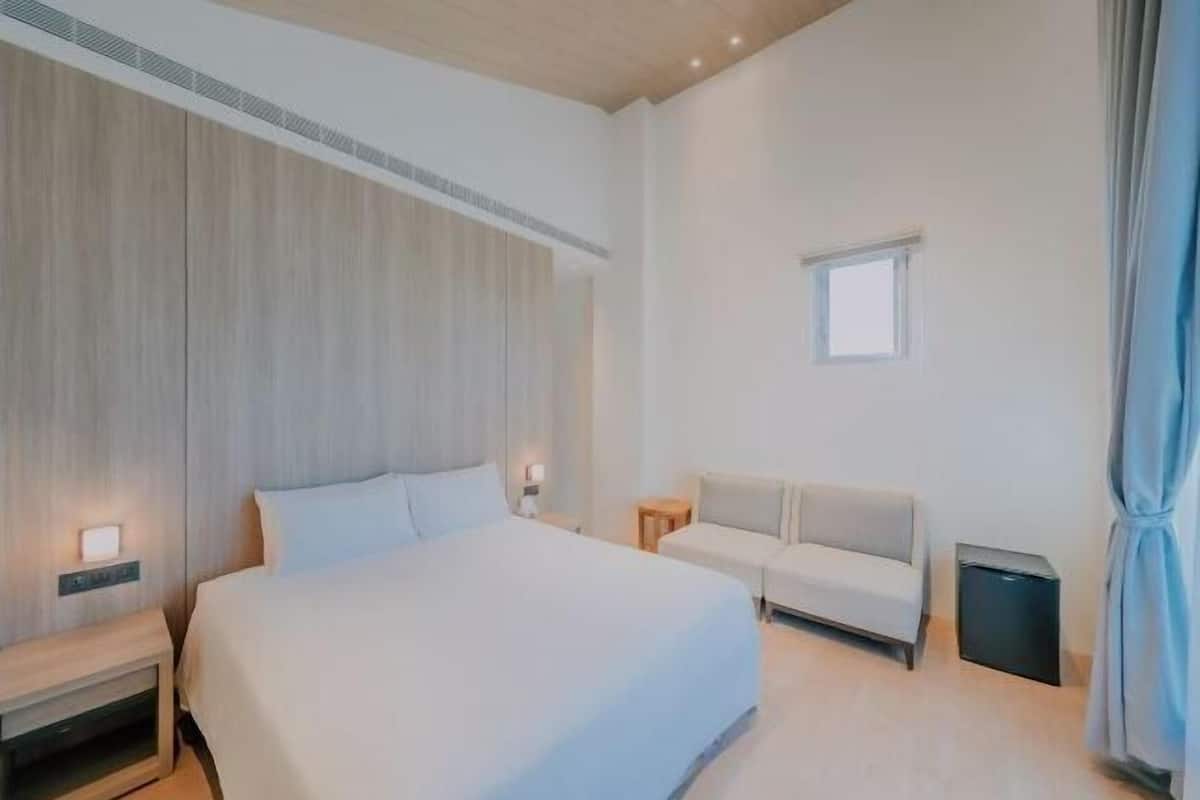 Premium bedding, free minibar, individually decorated, blackout curtains