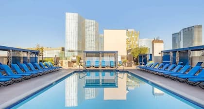 Las Vegas | Couples Vegas Hub | Pool + Spa