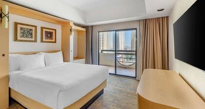 Las Vegas | Couples City Hideaway | Pool + Spa