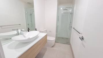 Serviettes fournies, savon, shampoing, papier toilette
