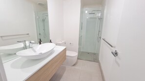 Toallas, jabón, shampoo, papel de baño 