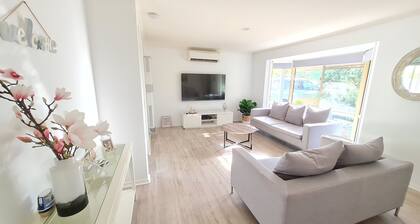 Caplesound Beach house 5 min walk to the beach and shops