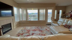 Smart TV, caminetto, stampante