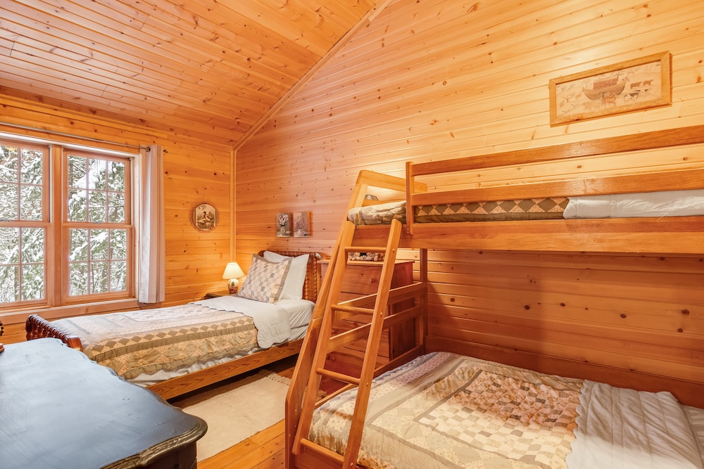 Dogfriendly log cabin on the river with deck & firepit near Wisconsin Dells Juneau County