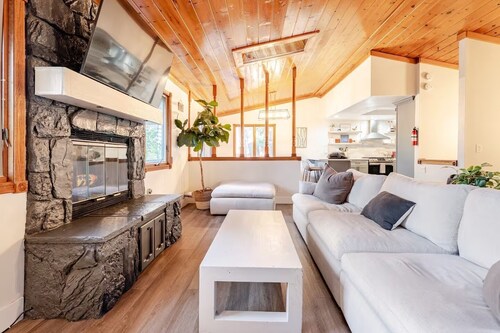 Group & Family Cabin for 10+ Tri-level Mountain Cabin near Lake Gregory