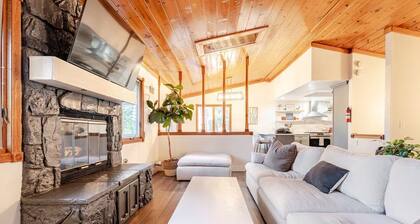 Group & Family Cabin for 10+ Tri-level Mountain Cabin near Lake Gregory