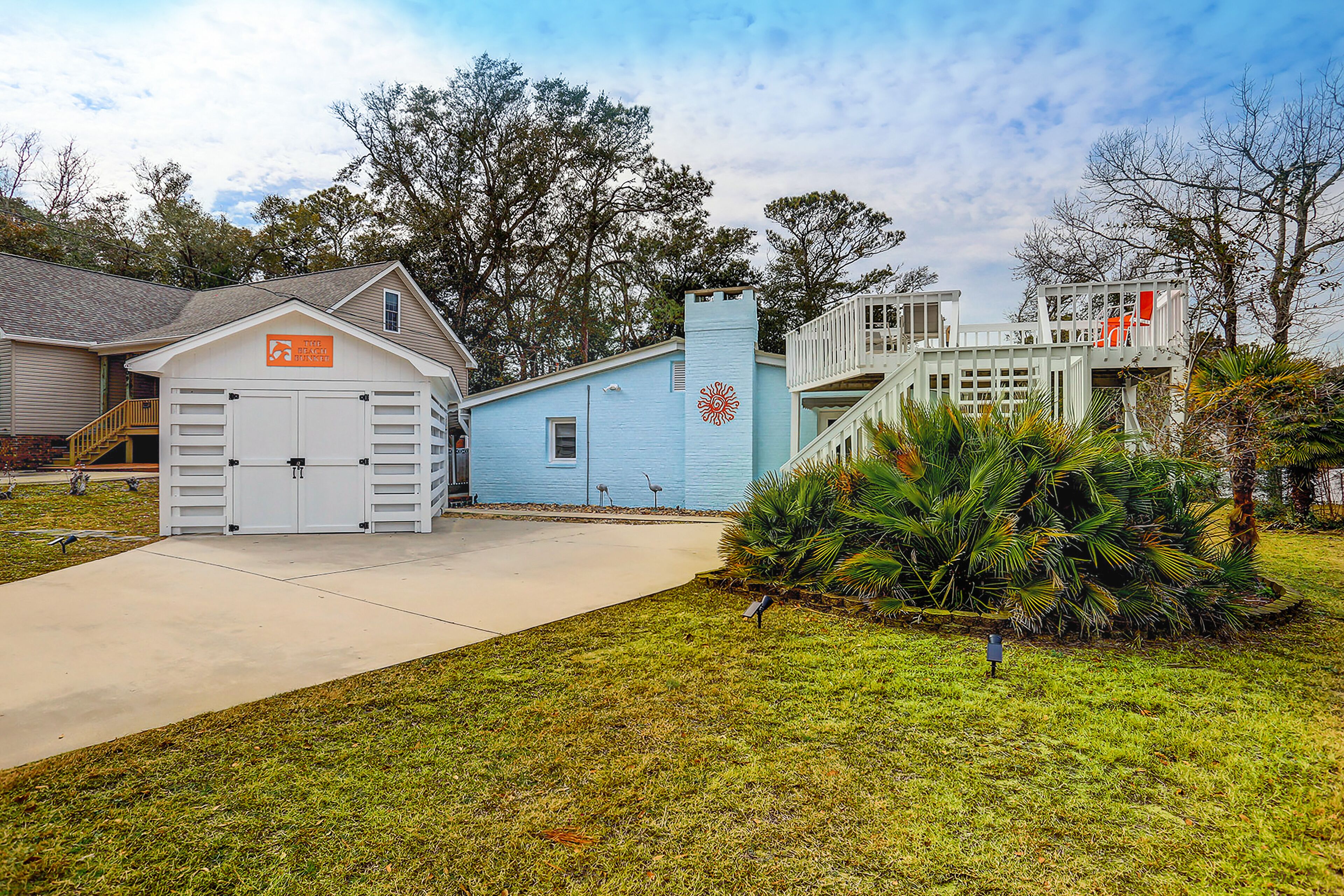 Sweet, walkable beach cottage with elevated sundeck, patio & shuffleboard