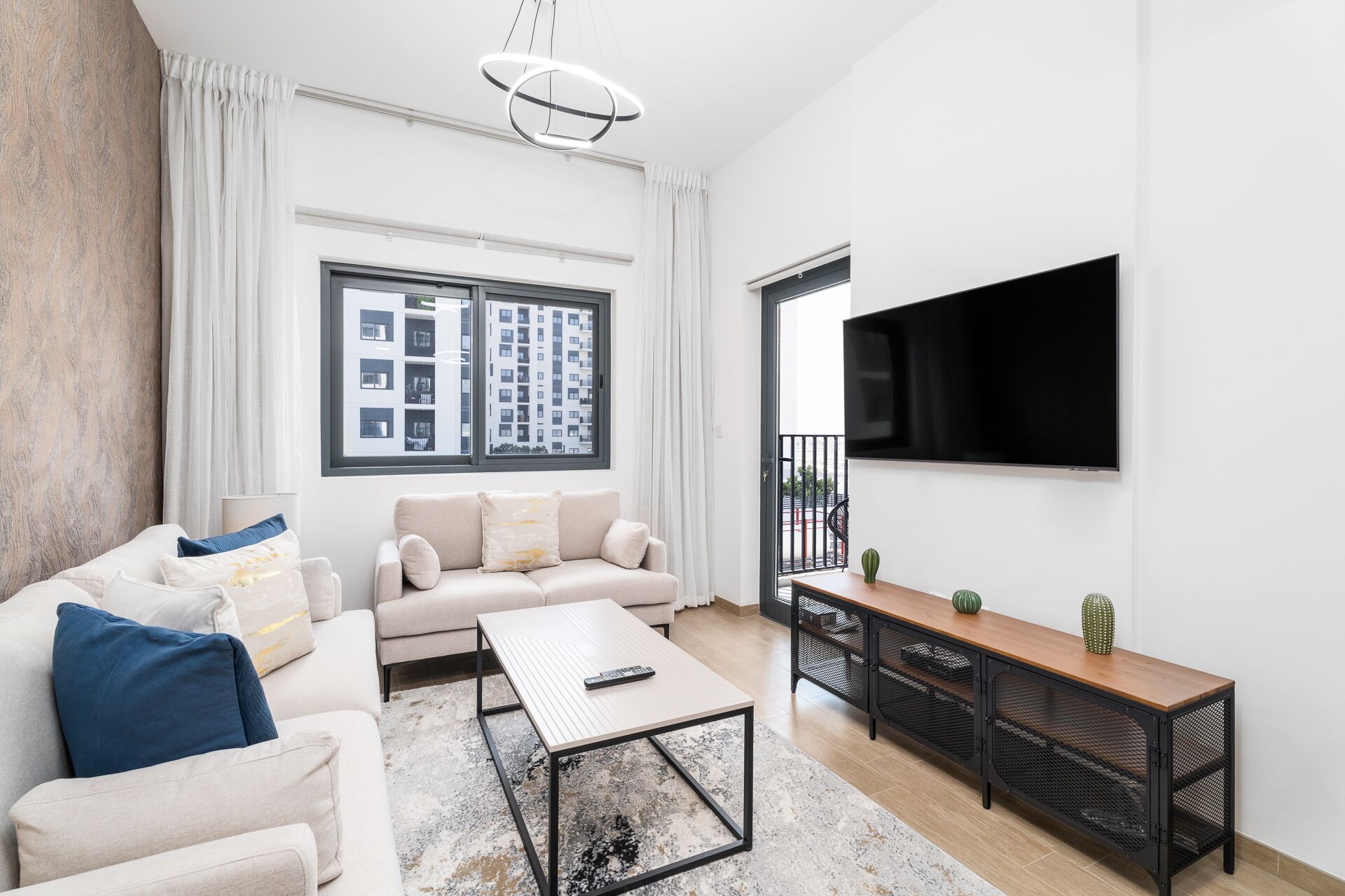 华丽公寓 | 起居区 | 55-英寸智能电视 （配备有线频道）、电视