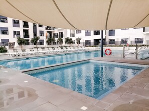 Una piscina al aire libre