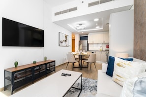 Apartamento Deluxe | Zona de estar | Smart TV de 55 pulgadas con canales por cable, una televisión
