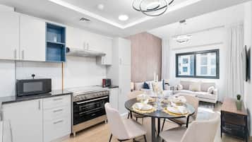 Deluxe Apartment | Dining room