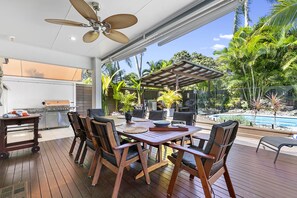 Outdoor dining - Coconut Blue: Own Heated Pool | Walk to Beach/Eateries/Shops | Courtyard Shower (Palm Cove)